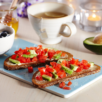 Grovt mörkt bröd med avokado och tomat | Pågen
