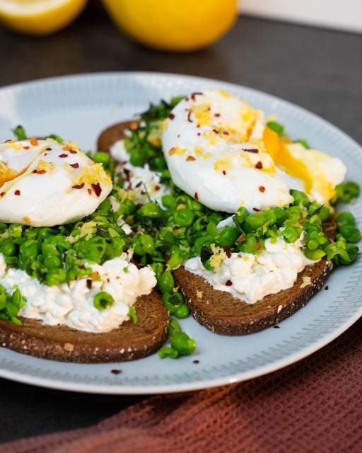 LingonGrova med ärtröra och pocherat ägg