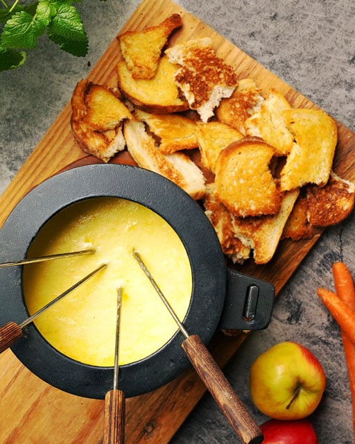 Ostfondue med brödbitar
