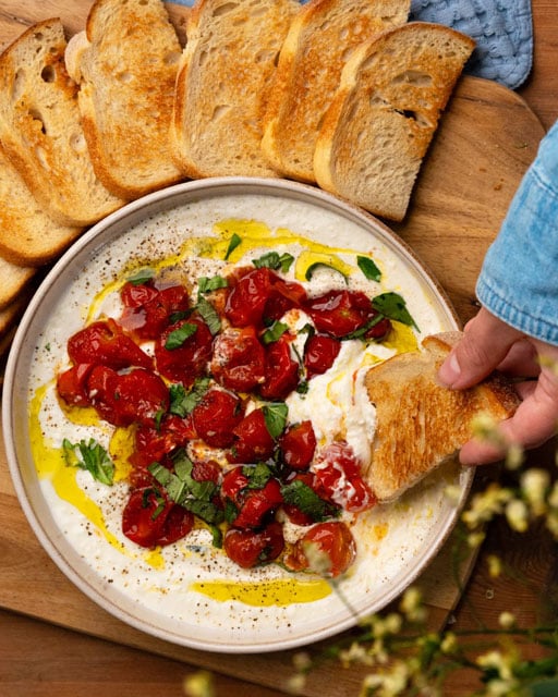 Rostade bröd med tomat- & fetadipp