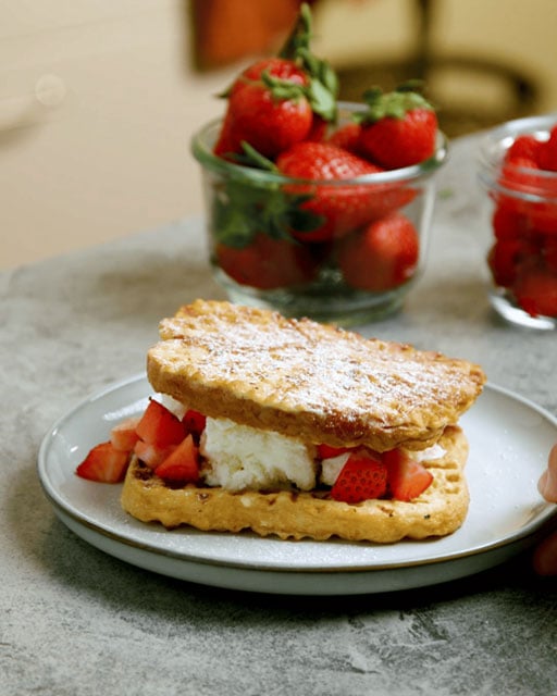 Våfflad french toast-macka med glass