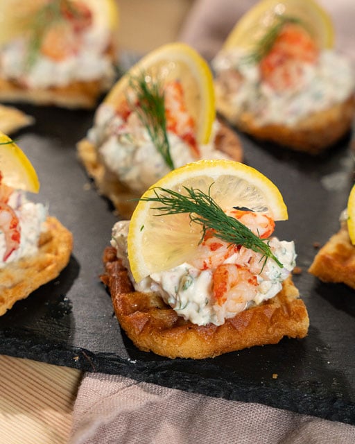 Kräftskiva på våfflad toast