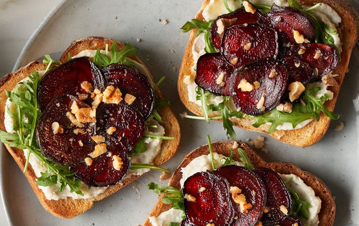 Levain med getostkräm, rostade rödbetor och ruccola - Recept | Pågen