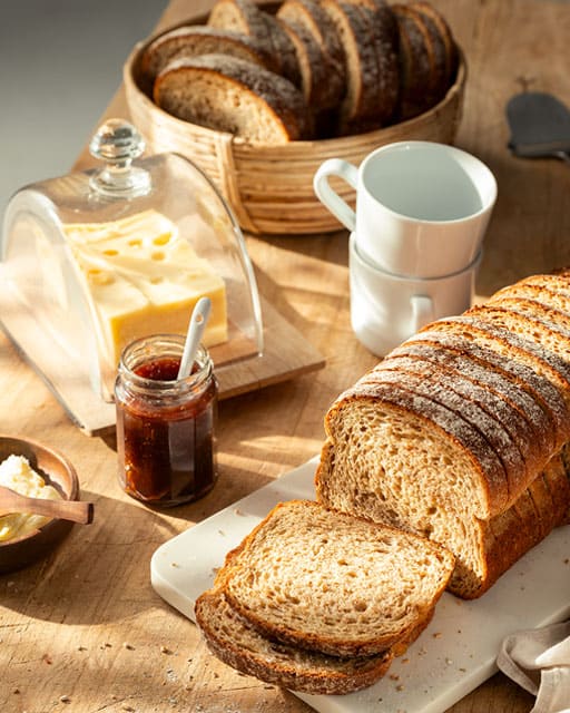 Bild på Köksbänk med Surdegsbröd kärnsund