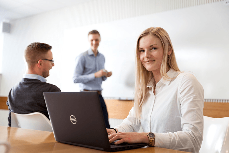 Bild på person med dator