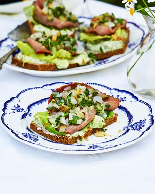 Smörrebröd med gurksallad, avokadomajonnäs & rostbiff - Recept | Pågen