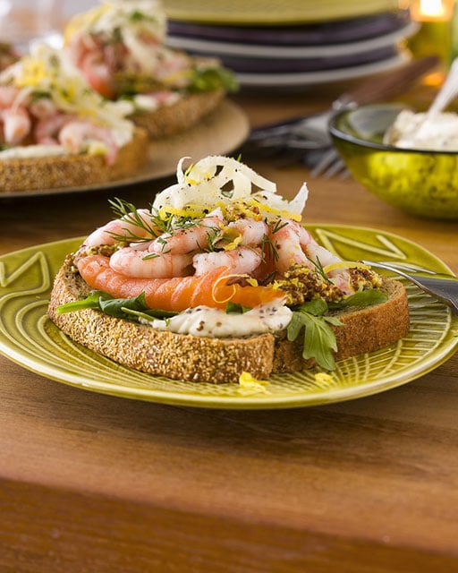 Macka på grön tallrik