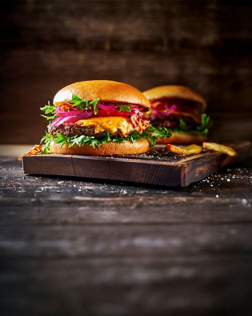 Klassisk ostburgare med bacon, tomat och picklad rödlök - Recept | Pågen