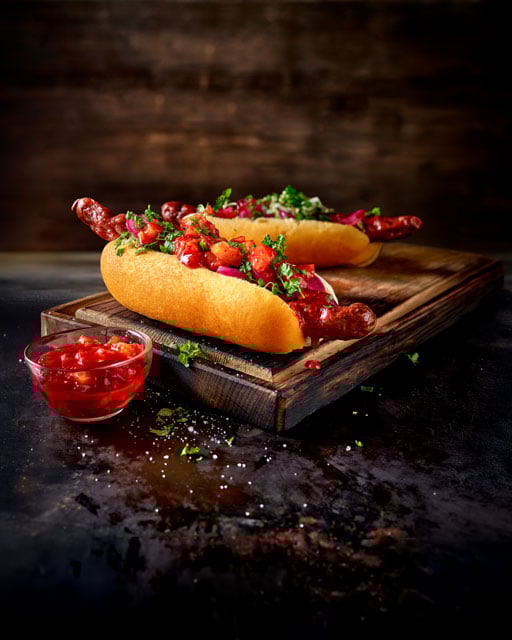 Bild på Korv i bröd med picklad rödlök och tomatsalsa