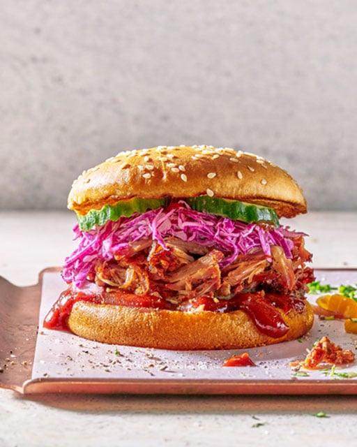 Bild på Pulled pork burgare med snabbpicklad gurka och coleslaw