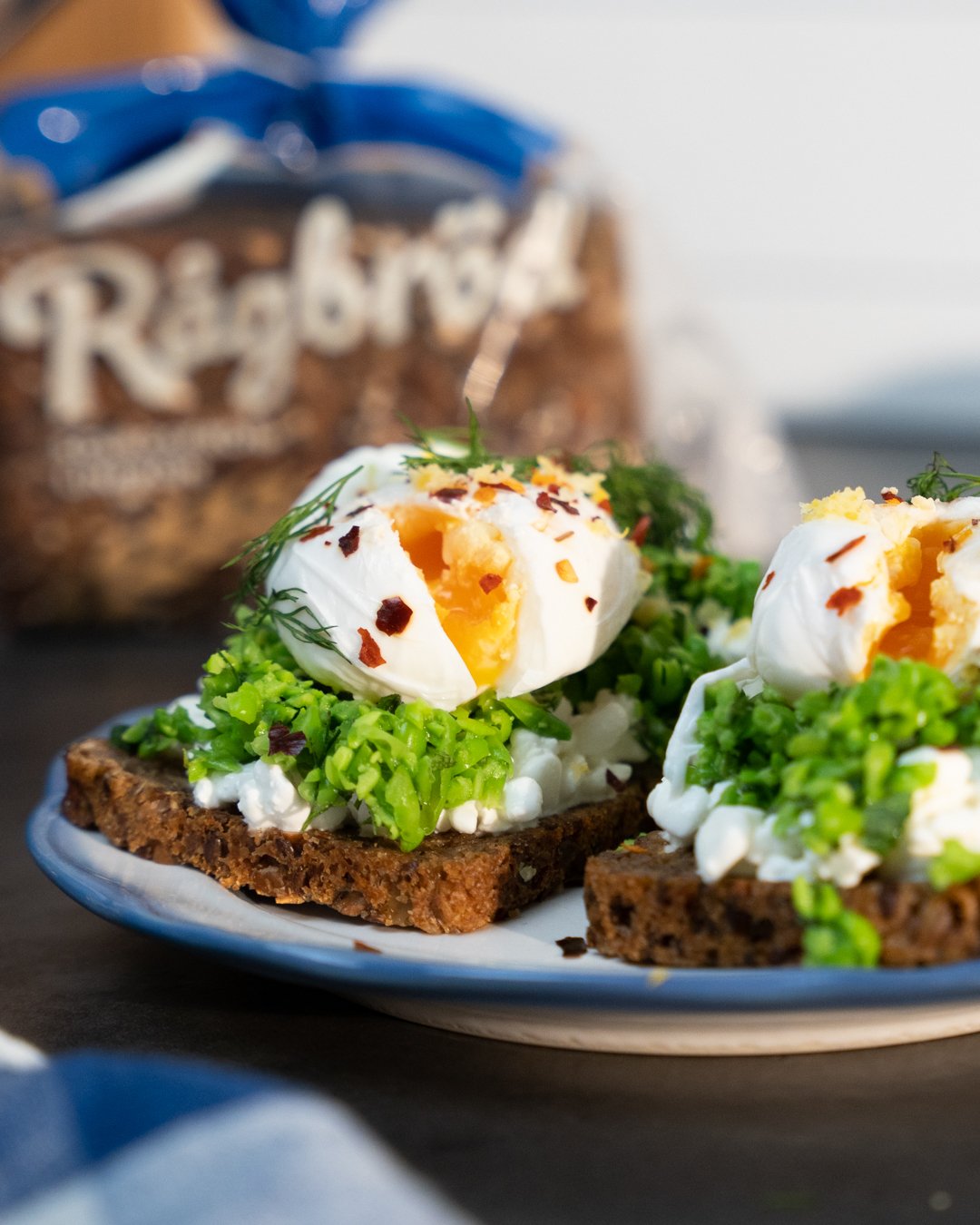Rågbröd med ärtröra och pocherat ägg