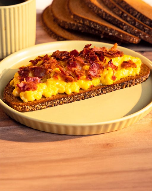 Bild på LingonGrova med äggröra och bacon till topping