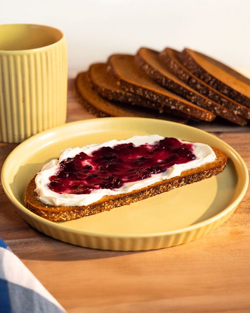 Bild på Lingongrova med cream cheese, toppad med marmelad.
