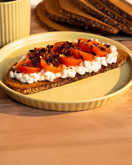 Bild på LingonGrova med Keso och skurna cocktailtomater, avslutad med chiliolja.