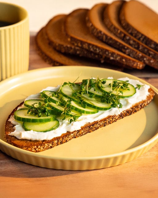 Bild på Lingongrova med cream cheese och några skivor gurka, avslutad med krasse.