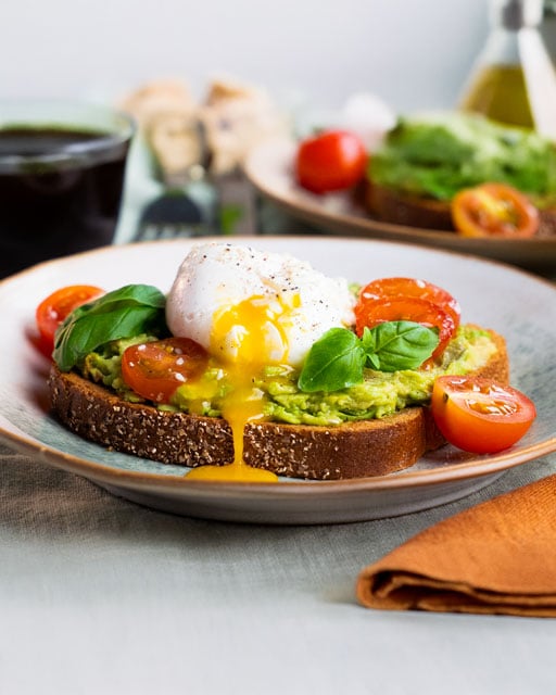Bild på Macka med pocherat ägg, avokado och tomat.