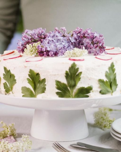 Bild på dekorering av smörgåstårtor