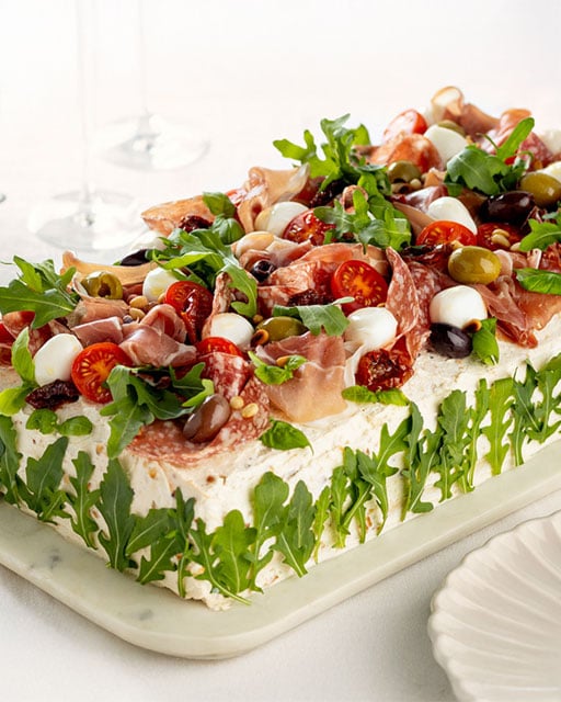 Bild på Dekorera smörgåstårtan med skinka som dekoration