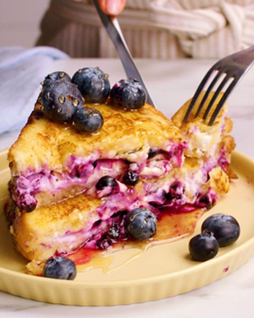 Blåbärsfylld cheesecake-french toast - Recept | Pågen