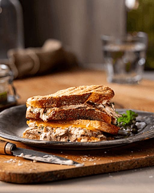 Hot tuna melt – varm macka med tonfisk, ost, lök och kapris - Recept | Pågen