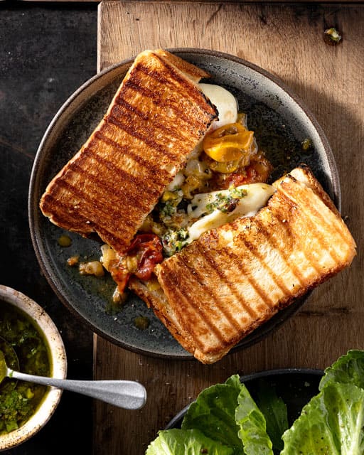 Mozzarella Melt -  med ugnsrostade tomater och pesto - Recept | Pågen
