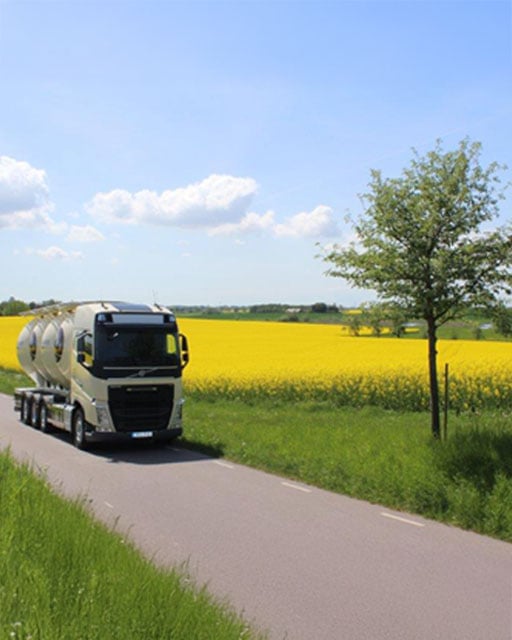 Bild på lastbil och rapsfält