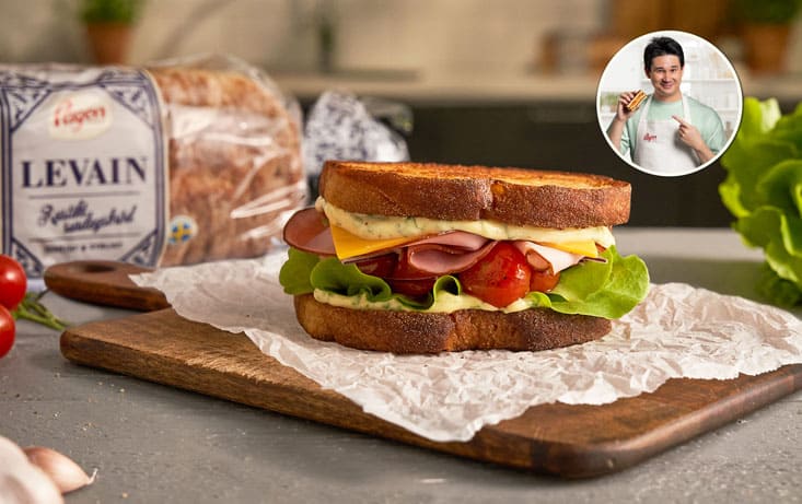 Club sandwich med rökt kalkon, ost, tomat och dijonsenap - Recept - Filip Poon | Pågen