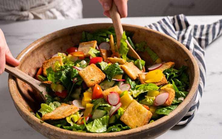 Fattoush-inspirerad brödsallad med krispig JätteFranska - Recept | Pågen