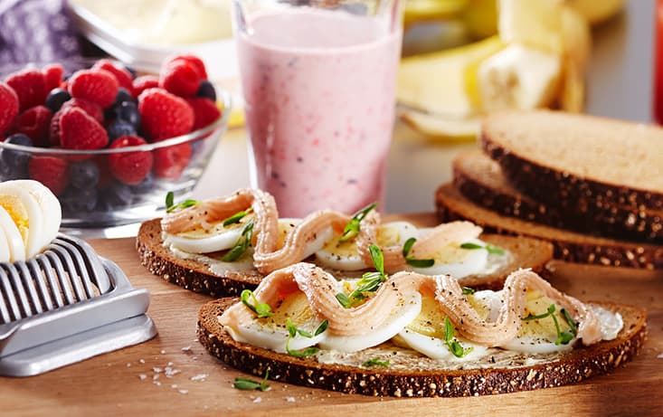 Frukost med Smoothie och ägg- och kaviarsmörgås | Pågen