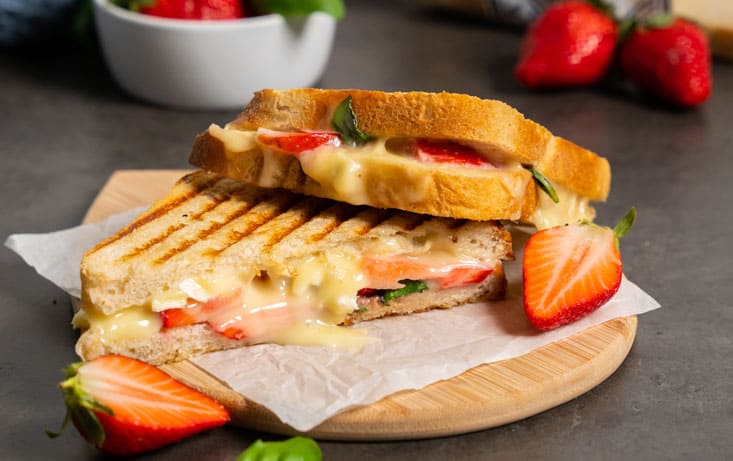 Grillad Levain macka med färska jordgubbar och brie - Recept | Pågen