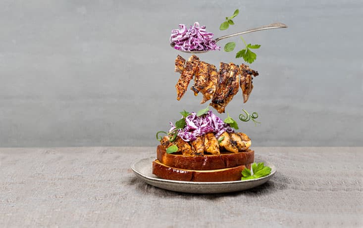 Grillat kycklinglår med lila coleslaw - Recept | Pågen