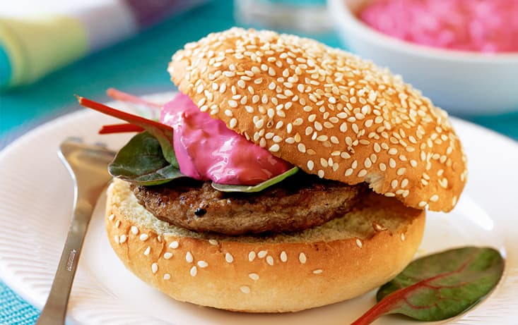 God Hamburgare med Fräsch Rödbetsröra  - Recept | Pågen