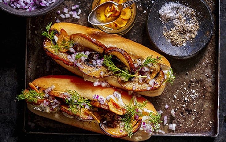 Korvbröd med krispiga champinjoner och fetaostkräm - Recept | Pågen