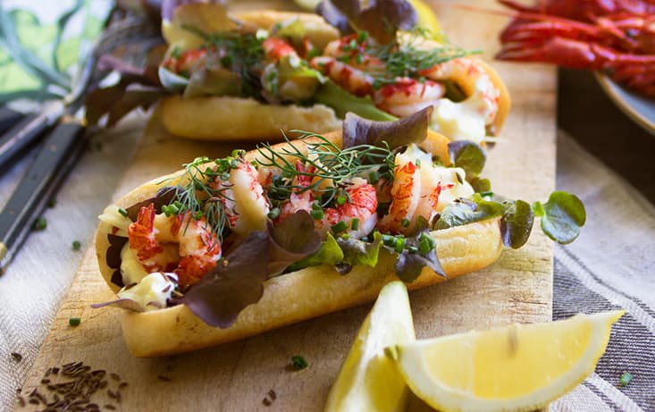 Förrätt med Kräftstjärtar i Pågen Korvbröd - Recept | Pågen