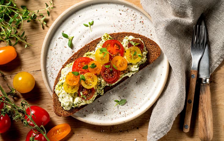 LingonGrova med pesto fraiche och tomater | Pågen