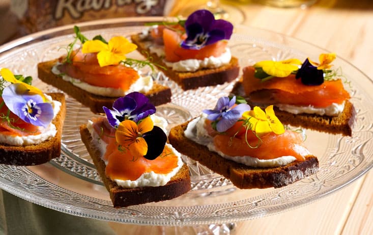 Midsommarsnittar med Kavring, pepparrotskräm och kallrökt lax - Recept | Pågen