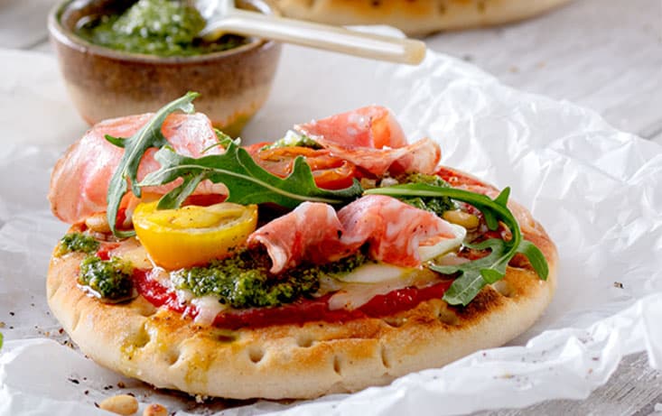 Pizzamacka med pesto, salami och mozzarella | Pågen