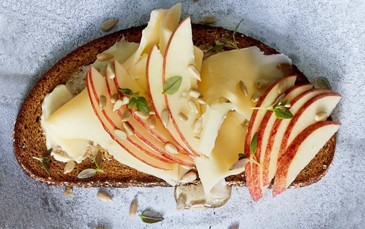 Slutspurt med äpple, honung, timjan och solrosfrön - Recept | Pågen