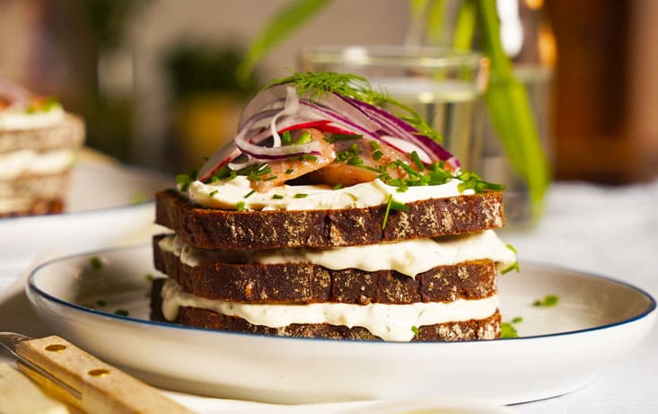 Små sillsmörgåstårtor på Skanörgrova - Recept | Pågen