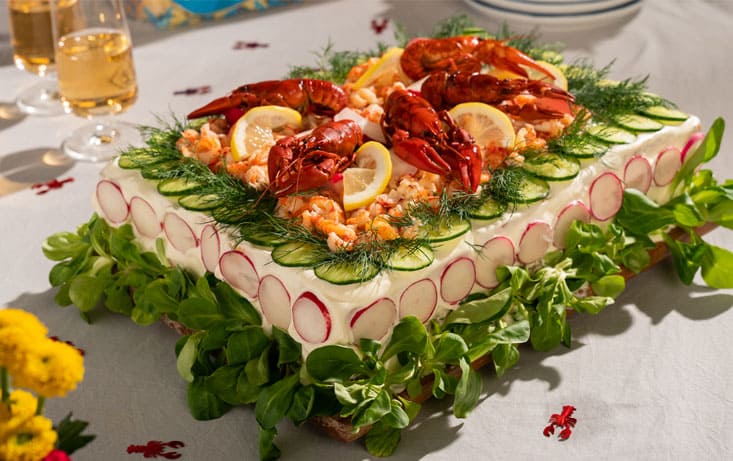 Smörgåstårta med Jättefranska och kräftor - Recept | Pågen