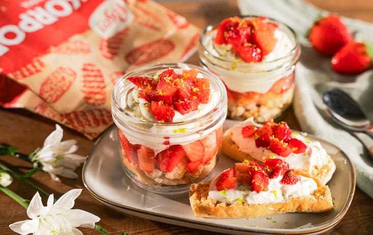 Somrig efterrätt i glas med Kardemummaskorpor - Recept | Pågen