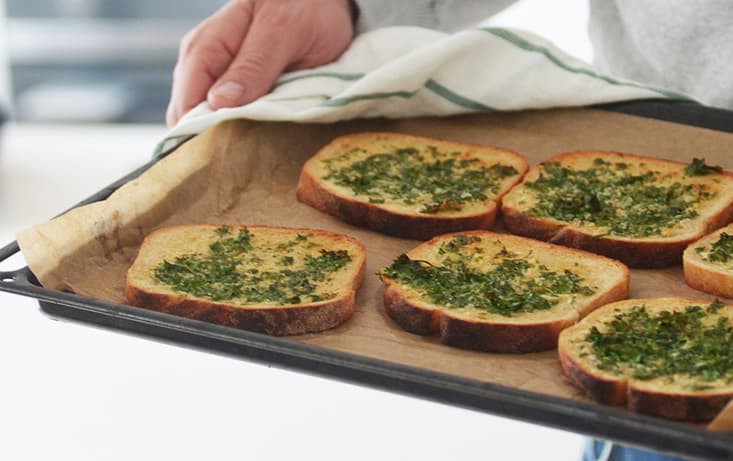 Vitlöksbröd med kruspersilja & flingsalt - Levain - Recept | Pågen