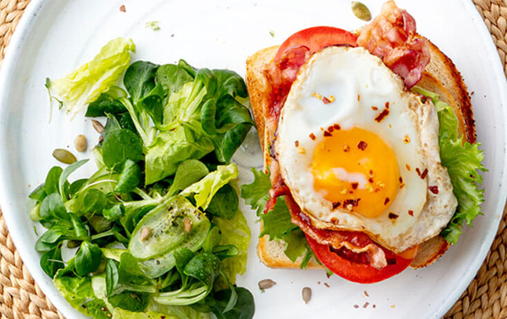 Äggmacka med bacon och tomat