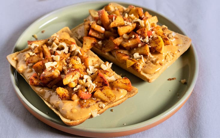 Äppelmacka med jordnötssmör och hackade valnötter