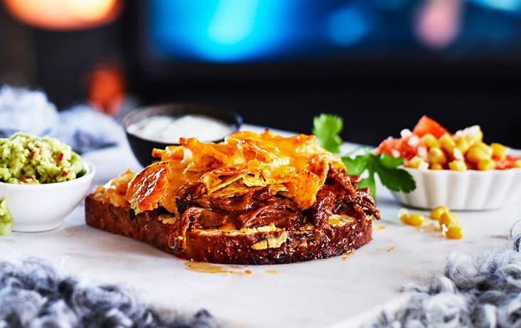Beef chili sandwich med nachos, salsa och guacamole