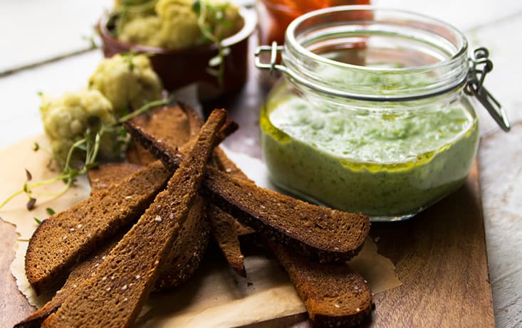 Bröd- och grönsaksstavar med ärtdipp