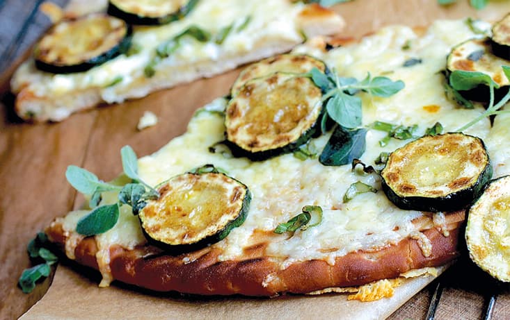 Flatbread med vällagrad prästost, zucchini och oregano