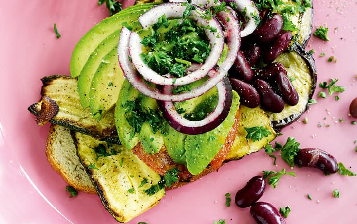 Grönsakstoast med bönsallad