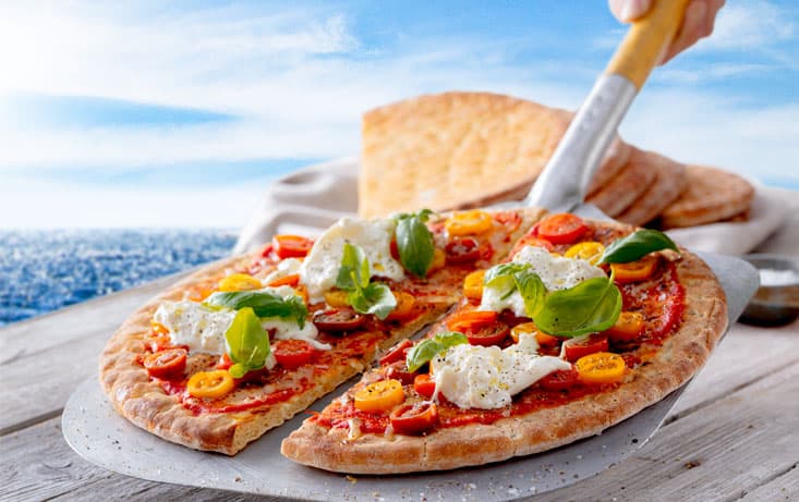 Hönöpizza med färska tomater och krämig burrata