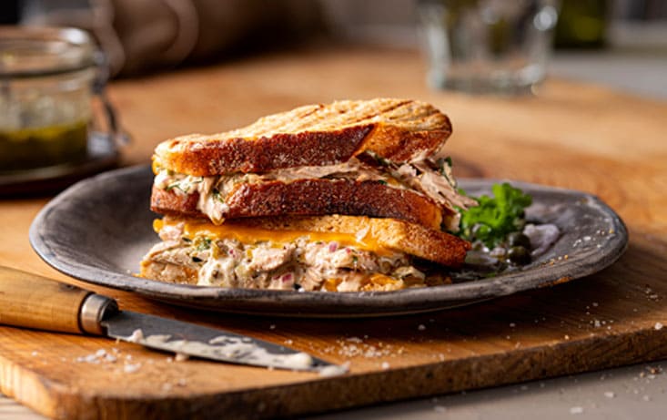 Hot tuna melt – varm macka med tonfisk, ost, lök och kapris